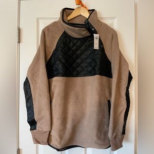 ***NWT*** Abercrombie &Fitch Asymmetrical snap-up fleece.